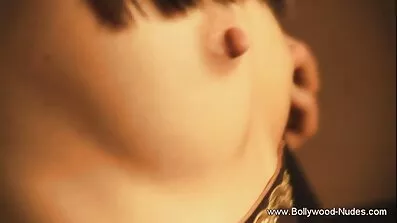 সিলিকন শ্যামাঙ্গিনী তার ইংলিশ সেক্স ভিডিও ওপেন স্তনের মধ্যে লিঙ্গ চেপে ধরে।