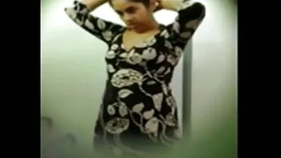 একটি সুন্দর শরীরের একটি স্মার্ট মেয়ে পাছায় হাতুড়ি দেওয়া হয় সেক্স ভিডিও ইংলিশ