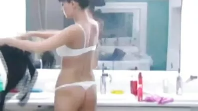 sauna মধ্যে মেয়ে তার সেক্স ভিডিও ইংলিশ ভগ একটি কাঠের হাতল সঙ্গে একটি জগ লাঠি