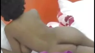 কালো কেশিক মেয়েটির ইংলিশ সেক্স ভিডিও পিকচার একটি খুব লোমশ ভগ রয়েছে যা যৌন কামনা করে।