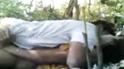 আরামদায়ক স্বর্ণকেশী একটি কালো লোকের ইংলিশ সেক্স ভিডিও ফিল্ম সাথে সেক্স করেছে।