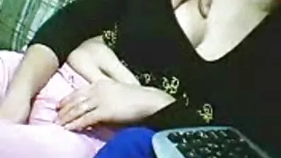 পাছায় একটি ইংলিশ সেক্স ভিডিও ডট কম কনডম মধ্যে যৌন বেশ্যা fucked