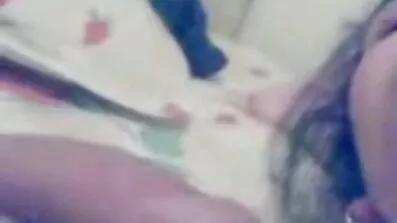 পালঙ্কে সেক্স ইংলিশ ভিডিও এবং মেঝেতে, একটি পাতলা যুবতী মহিলা একটি লোকের সাথে যৌনসঙ্গম করে।