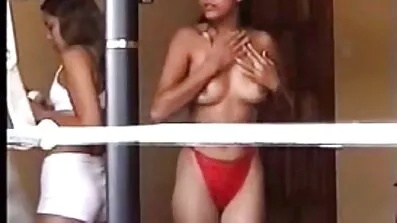 দুষ্টু মেয়েটি তার প্যান্টি খুলে ফেলে এবং তার পায়ের মাঝে নিজেকে আদর করতে শুরু করে। ইংলিশ থ্রি এক্স সেক্স ভিডিও