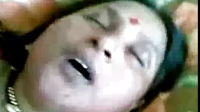 কৃত্রিম লিঙ্গের ইংলিশ মুভি সেক্স ভিডিও উপর ঘোরাফেরা করা সদালাপী মহিলা